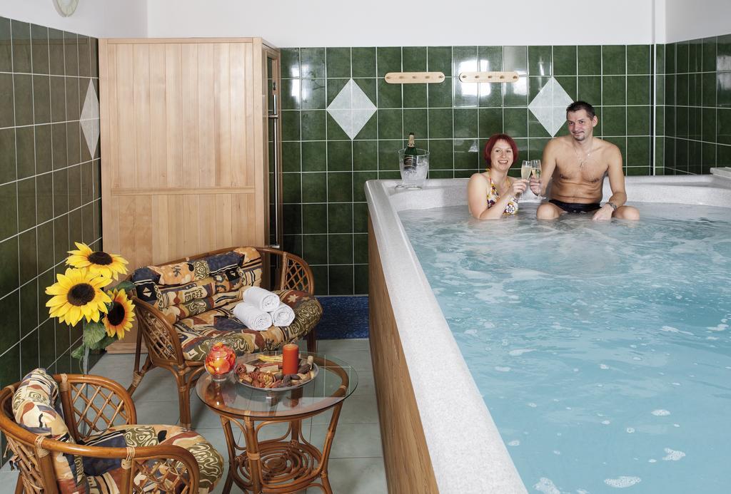 Wellness Hotel Marlin Nová Pec 外观 照片